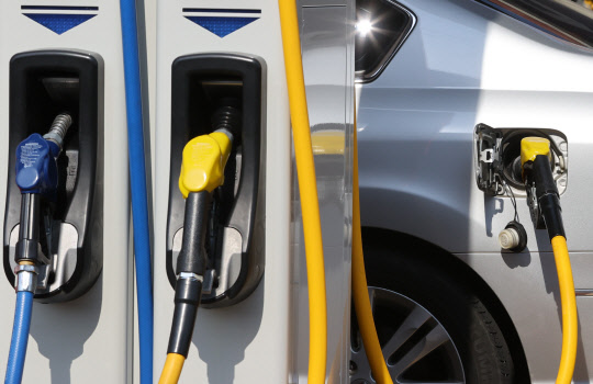 서울시내 한 주유소 모습. <연합뉴스>